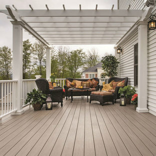 Immagine di un patio o portico classico di medie dimensioni e dietro casa con pedane e una pergola