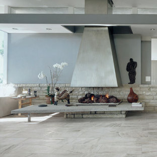 Idee per un grande patio o portico design con un tetto a sbalzo, piastrelle e un caminetto