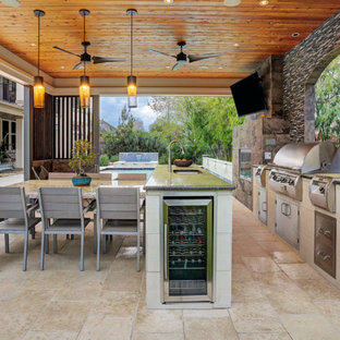 Foto di un ampio patio o portico contemporaneo dietro casa con piastrelle e un gazebo o capanno