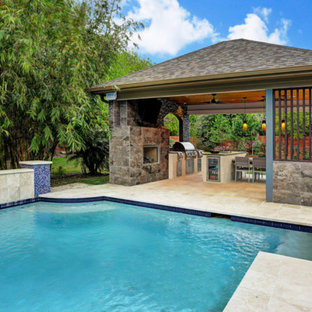 Foto di un patio o portico chic di medie dimensioni e dietro casa con piastrelle e un gazebo o capanno
