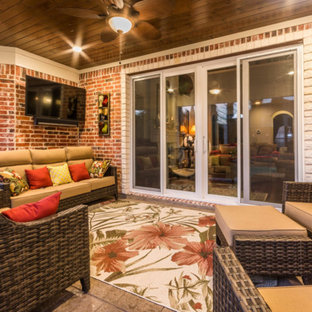 Foto di un patio o portico classico di medie dimensioni e dietro casa con cemento stampato e un tetto a sbalzo