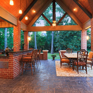 Idee per un patio o portico american style dietro casa con cemento stampato e nessuna copertura