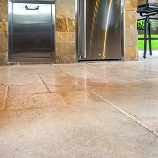 Esempio di un patio o portico rustico di medie dimensioni e dietro casa con piastrelle e un gazebo o capanno
