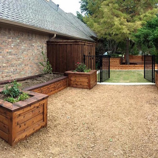 Ispirazione per un grande patio o portico chic nel cortile laterale con un giardino in vaso, graniglia di granito e nessuna copertura