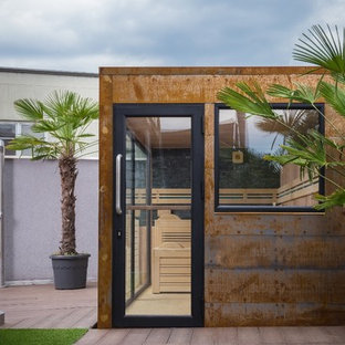 Esempio di un grande patio o portico industriale dietro casa con pedane e nessuna copertura