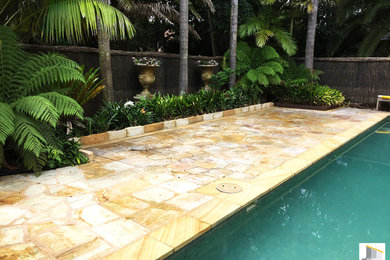 Idée de décoration pour une terrasse minimaliste avec des pavés en pierre naturelle.