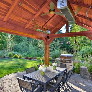Esempio di un grande patio o portico american style dietro casa con fontane, pavimentazioni in pietra naturale e un gazebo o capanno