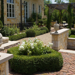 Ispirazione per un ampio patio o portico chic dietro casa con graniglia di granito e una pergola