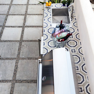 Immagine di un patio o portico eclettico di medie dimensioni e davanti casa con graniglia di granito