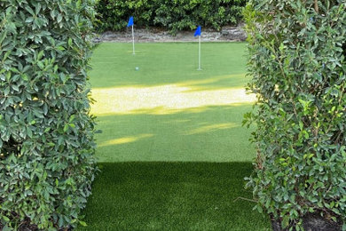 PUTTING GREEN WITH ARTIFICIAL TURF