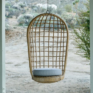 Esempio di un grande patio o portico bohémian nel cortile laterale con lastre di cemento, un giardino in vaso e un tetto a sbalzo