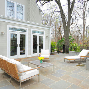 Idee per un patio o portico chic di medie dimensioni e dietro casa con cemento stampato e nessuna copertura