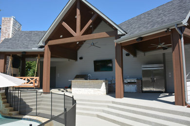 Imagen de patio clásico renovado de tamaño medio en patio trasero y anexo de casas con cocina exterior y losas de hormigón