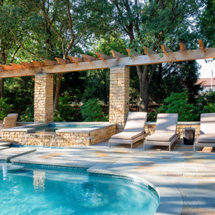 Ispirazione per un patio o portico moderno di medie dimensioni e dietro casa con pedane e un parasole
