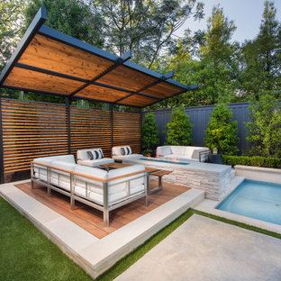 Ispirazione per un patio o portico moderno di medie dimensioni e dietro casa con pedane e un parasole