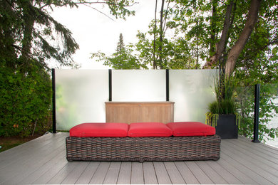 Example of a minimalist deck design in Toronto