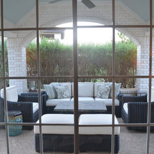 Immagine di un patio o portico chic di medie dimensioni e nel cortile laterale con un tetto a sbalzo e graniglia di granito