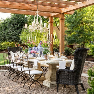 Foto de patio tradicional, de tamaño medio, en patio trasero, con gravilla y pérgola