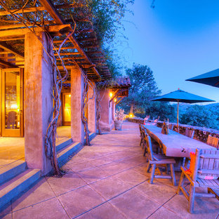 Idee per un ampio patio o portico american style dietro casa con pavimentazioni in pietra naturale e un gazebo o capanno