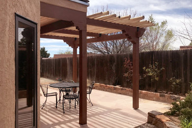 Inspiration pour une terrasse arrière sud-ouest américain de taille moyenne avec des pavés en brique et une extension de toiture.