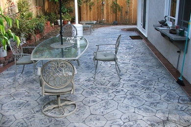 Foto de patio tradicional de tamaño medio sin cubierta en patio trasero con cocina exterior y suelo de hormigón estampado