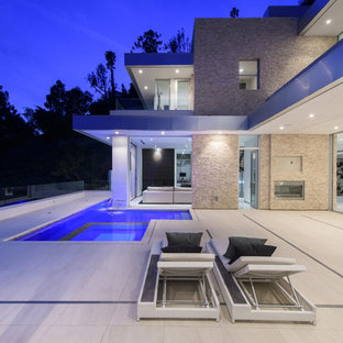 Esempio di un grande patio o portico design dietro casa con piastrelle e nessuna copertura