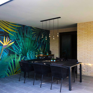 Foto de patio contemporáneo, de tamaño medio, en patio trasero y anexo de casas, con suelo de baldosas