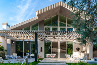 Großer, Gefliester Moderner Patio hinter dem Haus mit Outdoor-Küche und Gazebo in San Diego