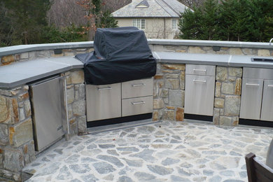 Modelo de patio clásico de tamaño medio en patio trasero con adoquines de piedra natural y cocina exterior