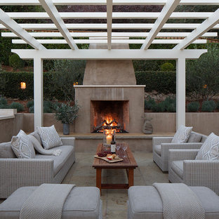 Foto de patio clásico renovado, en patio trasero, con adoquines de piedra natural, pérgola y chimenea