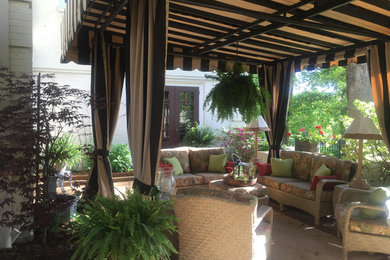 Foto di un patio o portico chic di medie dimensioni e dietro casa con un gazebo o capanno