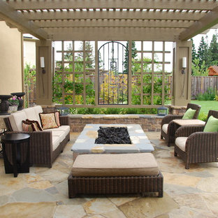 Foto de patio mediterráneo, grande, en patio trasero, con brasero, pérgola y adoquines de piedra natural
