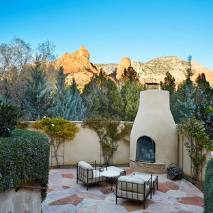 Esempio di un patio o portico american style con nessuna copertura e un caminetto