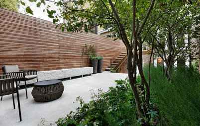 In London, a Crowded Patch of Grass Becomes a Patio for Entertaining