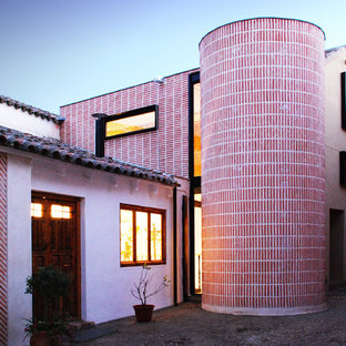 Ispirazione per un patio o portico chic nel cortile laterale con pavimentazioni in pietra naturale