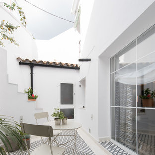 Immagine di un patio o portico mediterraneo nel cortile laterale con nessuna copertura
