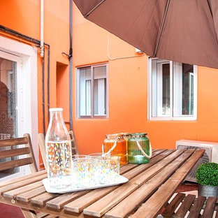 Foto di un patio o portico nordico di medie dimensioni e in cortile con piastrelle
