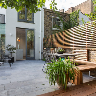 Foto di un patio o portico contemporaneo di medie dimensioni e dietro casa con pavimentazioni in cemento e nessuna copertura