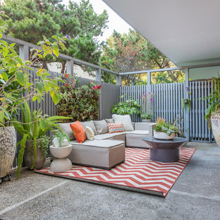 Idee per un patio o portico classico con lastre di cemento