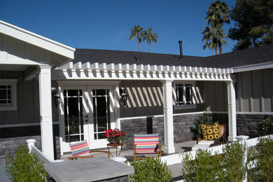 Example of a transitional patio design in Phoenix