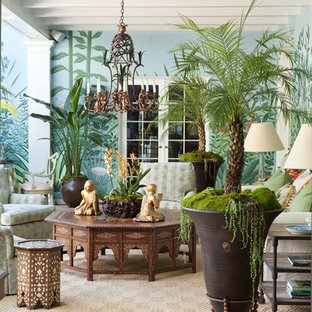 Idee per un grande patio o portico boho chic davanti casa con un giardino in vaso e una pergola