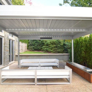 Foto di un patio o portico minimal di medie dimensioni e dietro casa con graniglia di granito e una pergola