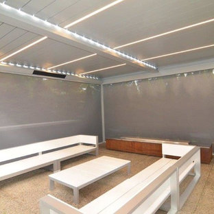 Ispirazione per un patio o portico minimal di medie dimensioni e dietro casa con graniglia di granito e una pergola