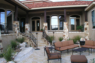 Example of a classic patio design in Austin