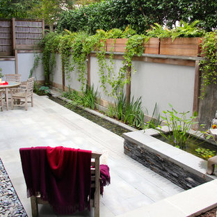 Ispirazione per un piccolo patio o portico etnico in cortile con fontane, pavimentazioni in pietra naturale e nessuna copertura