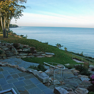 Immagine di un patio o portico stile americano di medie dimensioni e dietro casa con pavimentazioni in pietra naturale e nessuna copertura