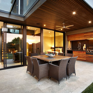 Esempio di un patio o portico minimal con pavimentazioni in pietra naturale