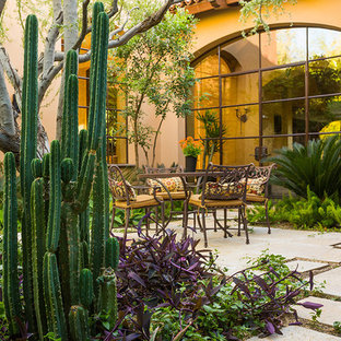 Foto di un grande patio o portico tradizionale dietro casa con fontane