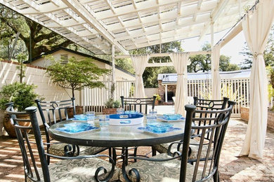 Example of a transitional patio design in Houston