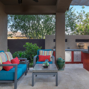 Idee per un patio o portico contemporaneo di medie dimensioni e dietro casa con fontane, piastrelle e un parasole